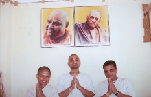 Jaya Srila Prabhupad Jaya Srila Gurudev